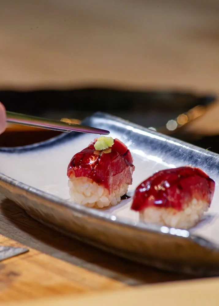 Nigiri med akami og wasabi, servert hos Kakure Omakase