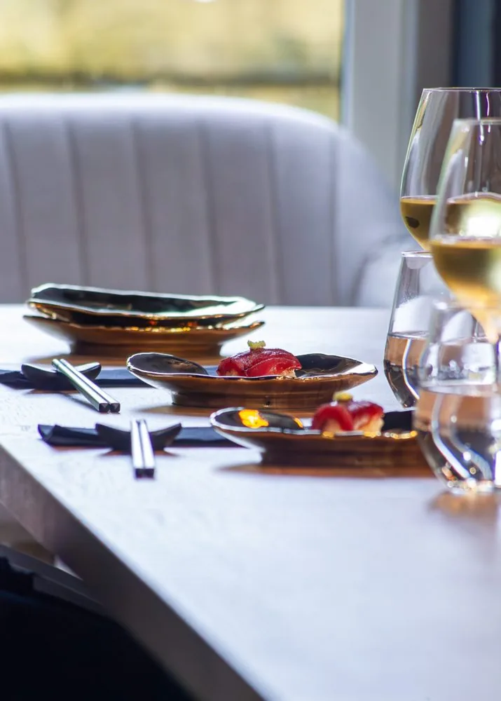 Dekket bord med nigiri og vin hos Kakure Omakase